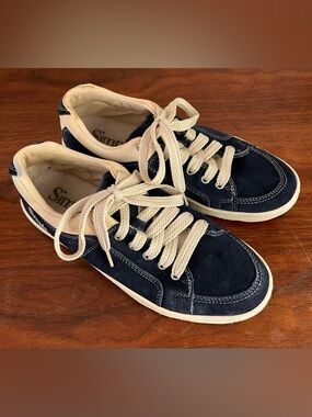Simple Men’s Navy Blue Suede Low-Top Sneakers with Cream Laces